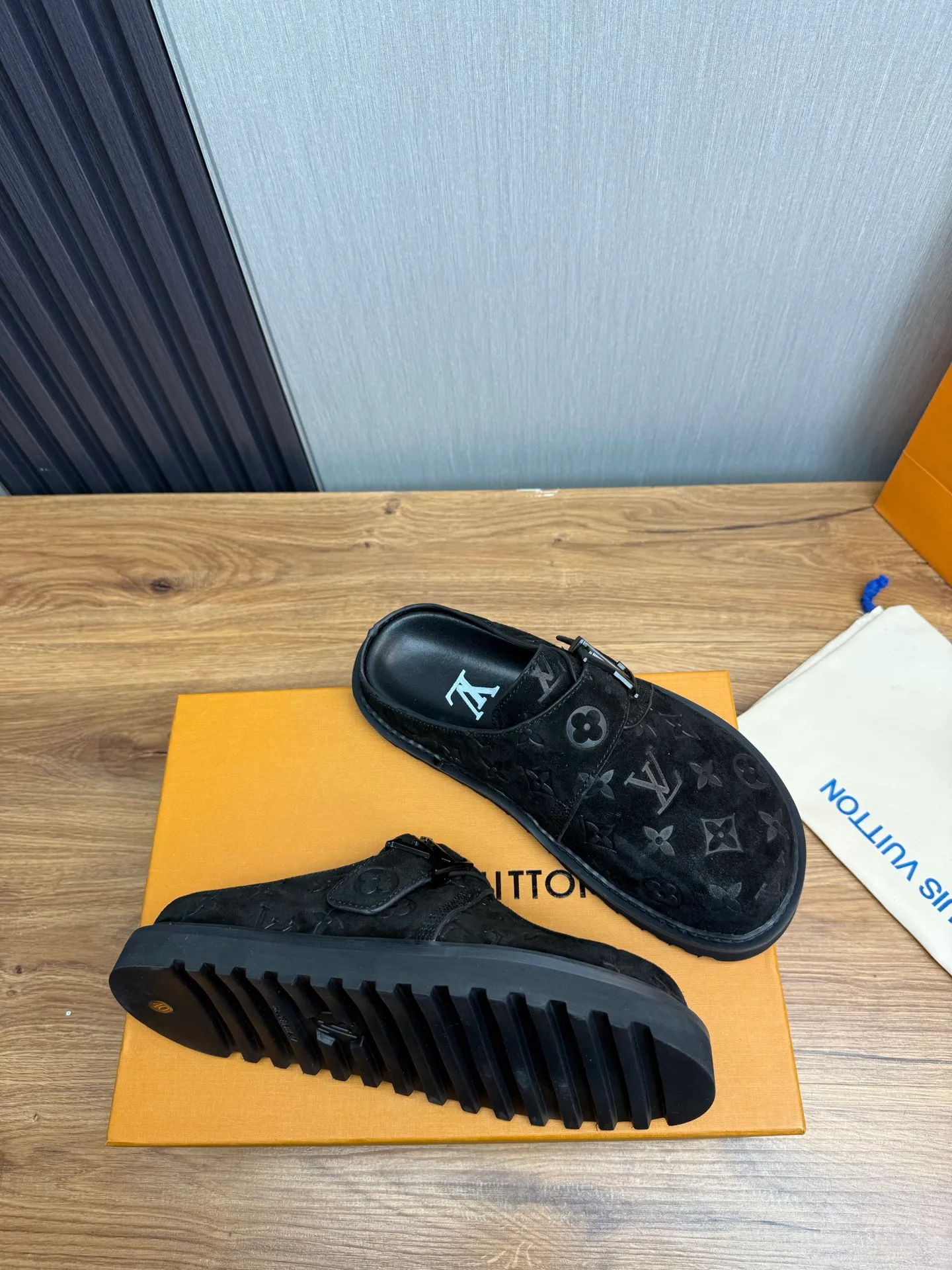 Men's men's shoes 460💰 Lv. Popular couple slippers hot sale🩷💚 🩴Official website one to one production 35-45 sizes 45 46 🉑️Customized!